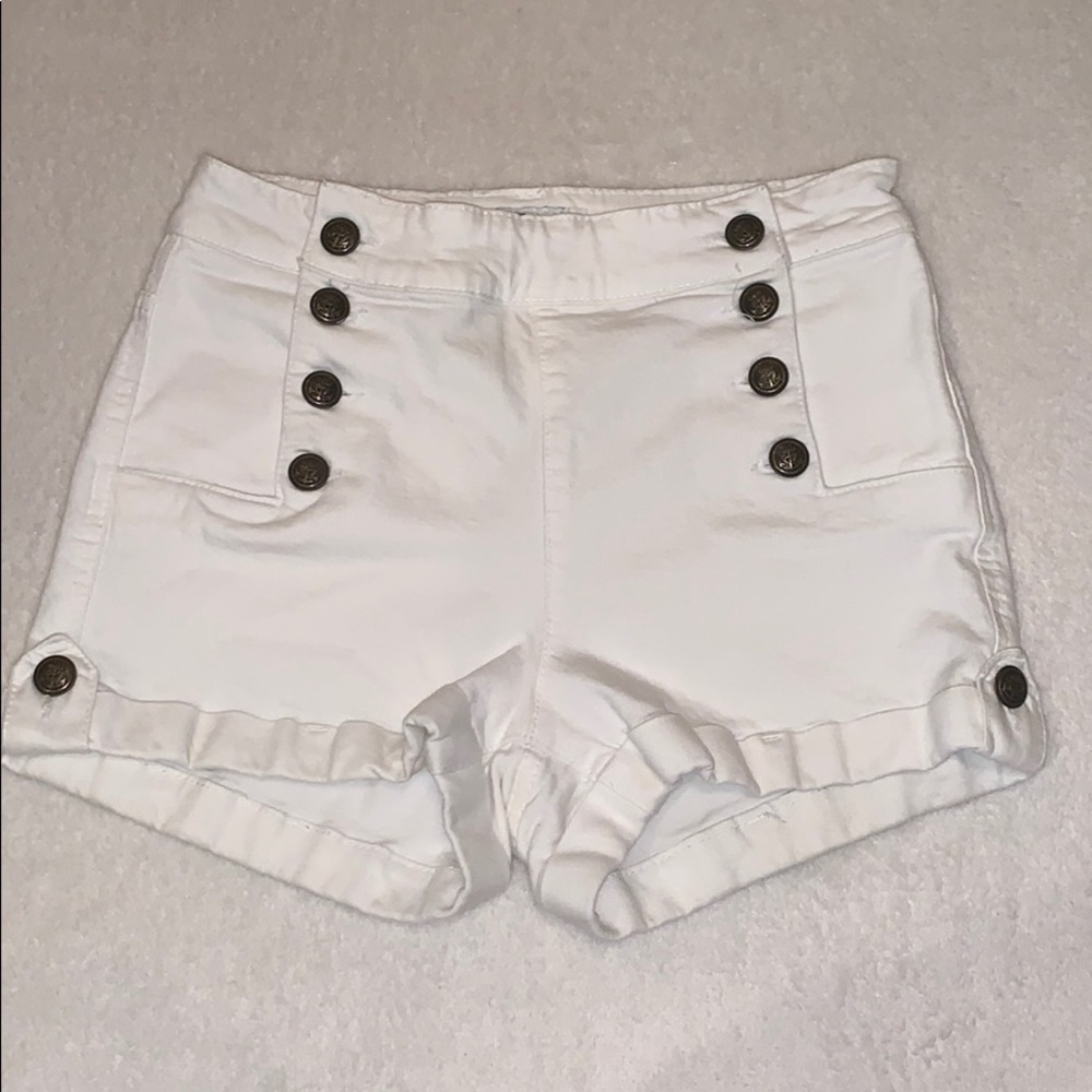 While sailer shorts